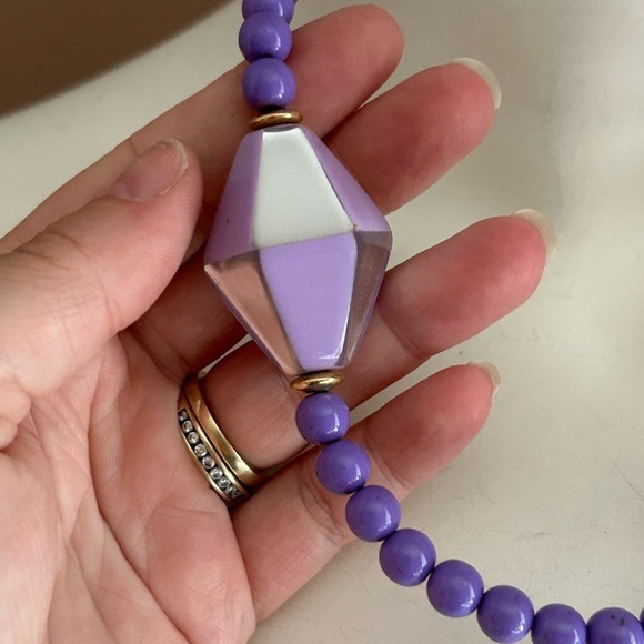 5/$25 Art Deco 1980 beaded lucite vintage necklace 💜 - Picture 5 of 7
